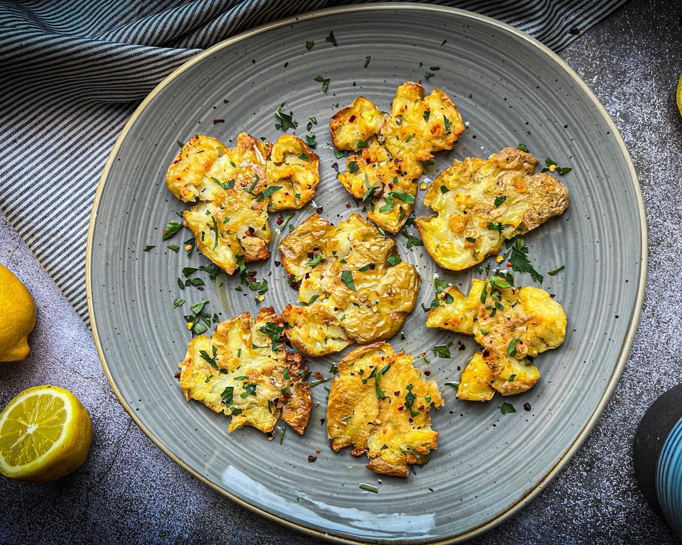 ¿Cómo preparar papitas crujientes y aplastadas con ajo y limón?