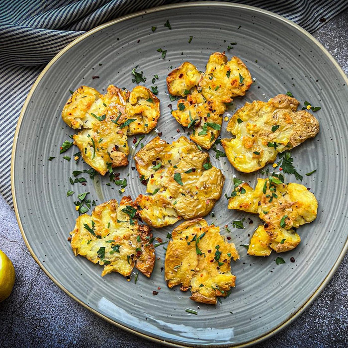 ¿Cómo preparar papitas crujientes y aplastadas con ajo y limón?